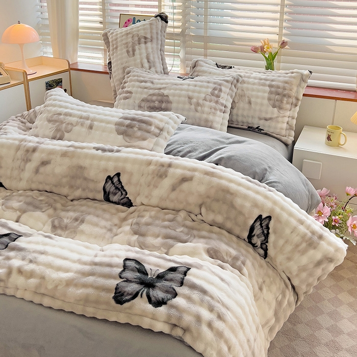 91家纺网 家纺一手货源 找家纺 梵克保罗 2025秋冬新款牛奶绒泡泡绒印花卡通花卉兔毛外贸跨境单枕套单被套小号三件套四件套 蝴蝶灰