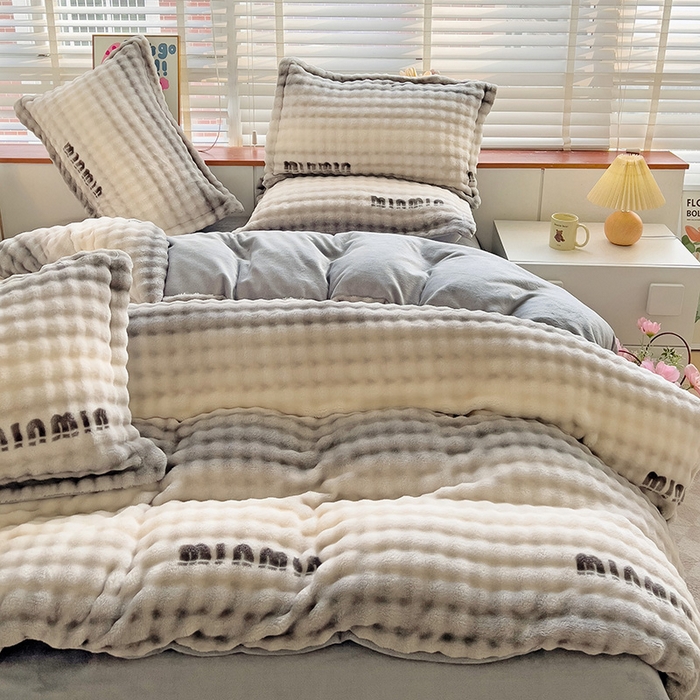 91家纺网 家纺一手货源 找家纺 梵克保罗 2025秋冬新款牛奶绒泡泡绒印花卡通花卉兔毛外贸跨境单枕套单被套小号三件套四件套 灰色空间