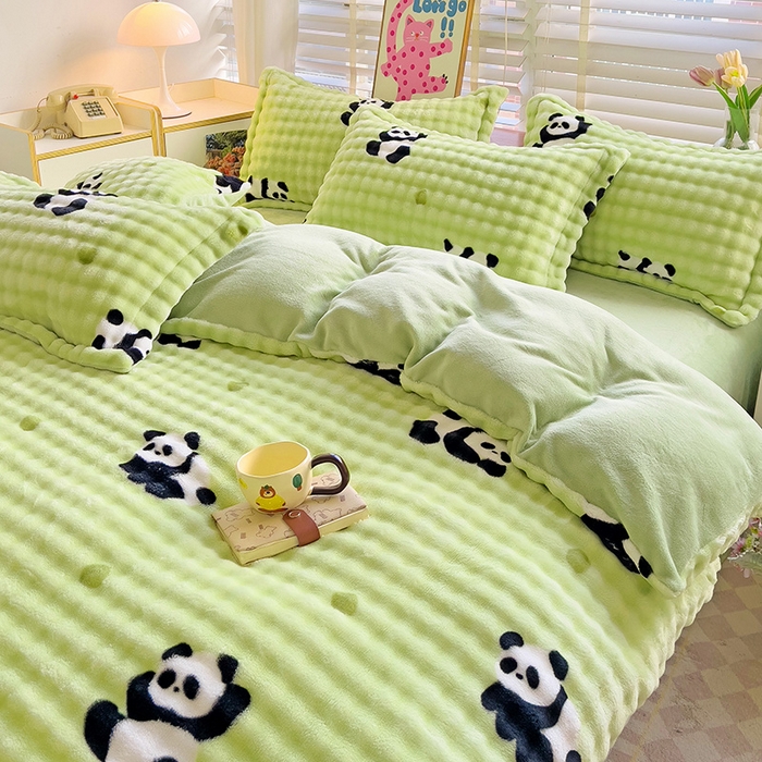 91家纺网 家纺一手货源 找家纺 梵克保罗 2025秋冬新款牛奶绒泡泡绒印花卡通花卉兔毛外贸跨境单枕套单被套小号三件套四件套 熊猫点点-绿