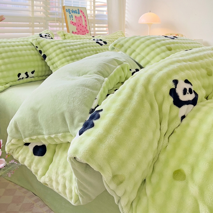 91家纺网 家纺一手货源 找家纺 梵克保罗 2025秋冬新款牛奶绒泡泡绒印花卡通花卉兔毛外贸跨境单枕套单被套小号三件套四件套 熊猫点点-绿
