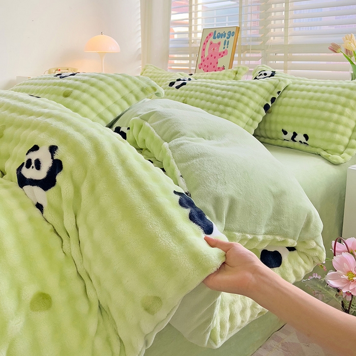 91家纺网 家纺一手货源 找家纺 梵克保罗 2025秋冬新款牛奶绒泡泡绒印花卡通花卉兔毛外贸跨境单枕套单被套小号三件套四件套 熊猫点点-绿