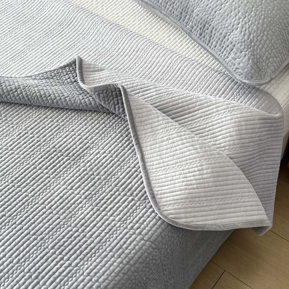 91家纺网 家纺一手货源 找家纺 沐纯家居 2025新款婴儿绒天丝水洗床盖三件套-赫拉 赫拉-高级灰