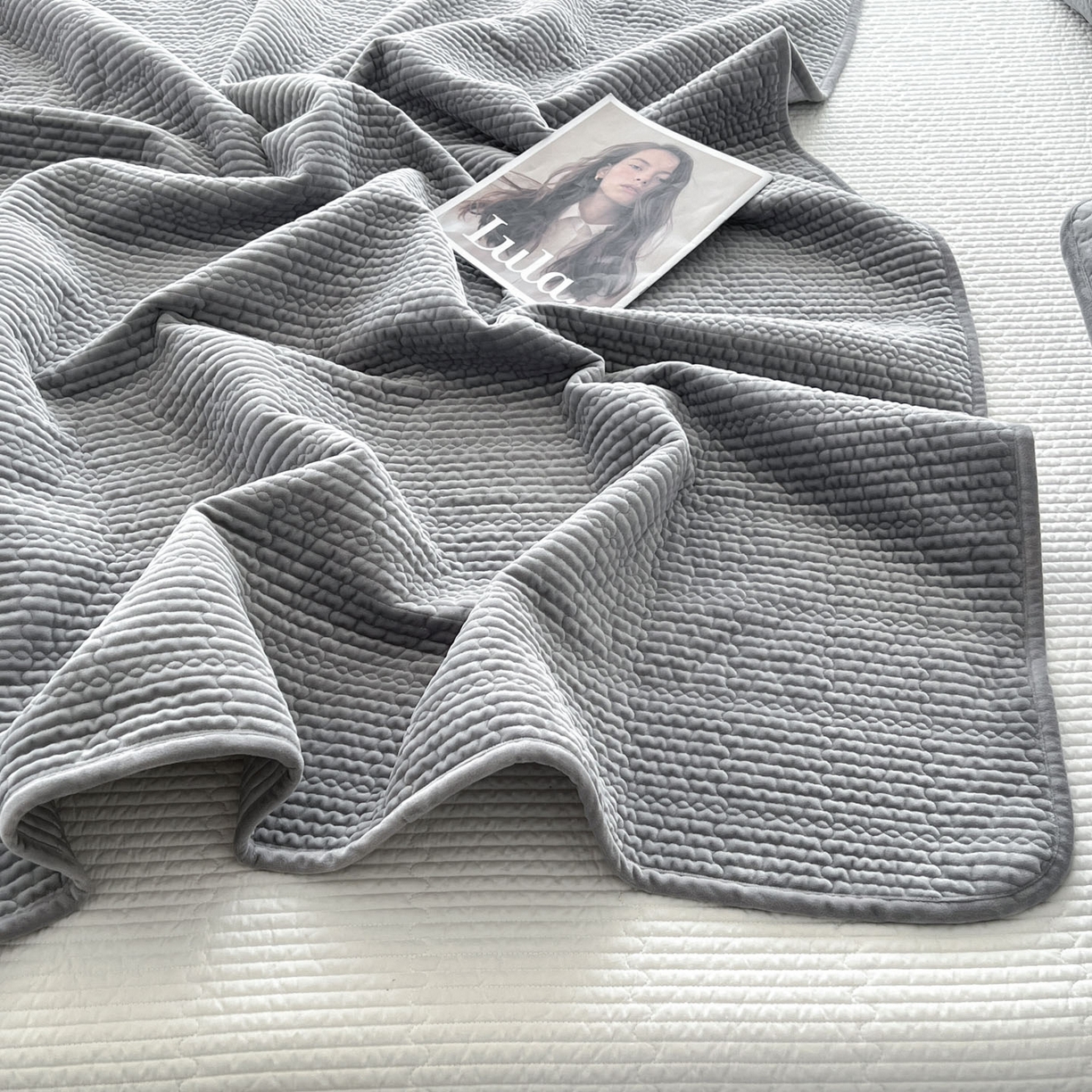 91家纺网 家纺一手货源 找家纺 沐纯家居 2025新款婴儿绒天丝水洗床盖三件套-赫拉 赫拉-高级灰