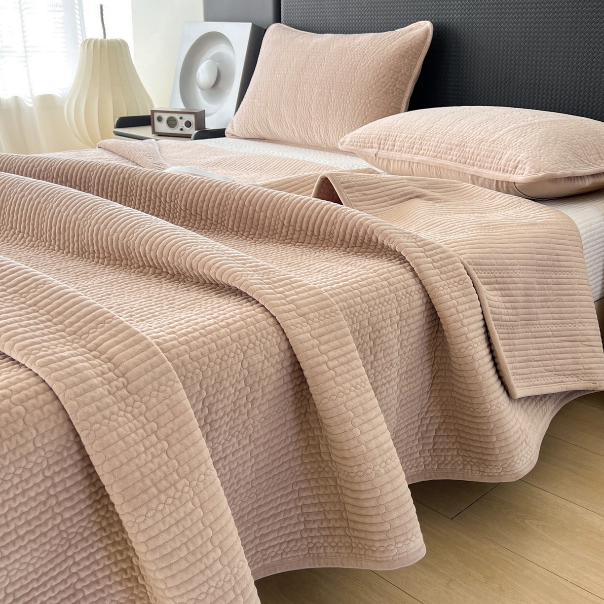 91家纺网 家纺一手货源 找家纺 沐纯家居 2025新款婴儿绒天丝水洗床盖三件套-赫拉 赫拉-摩卡色