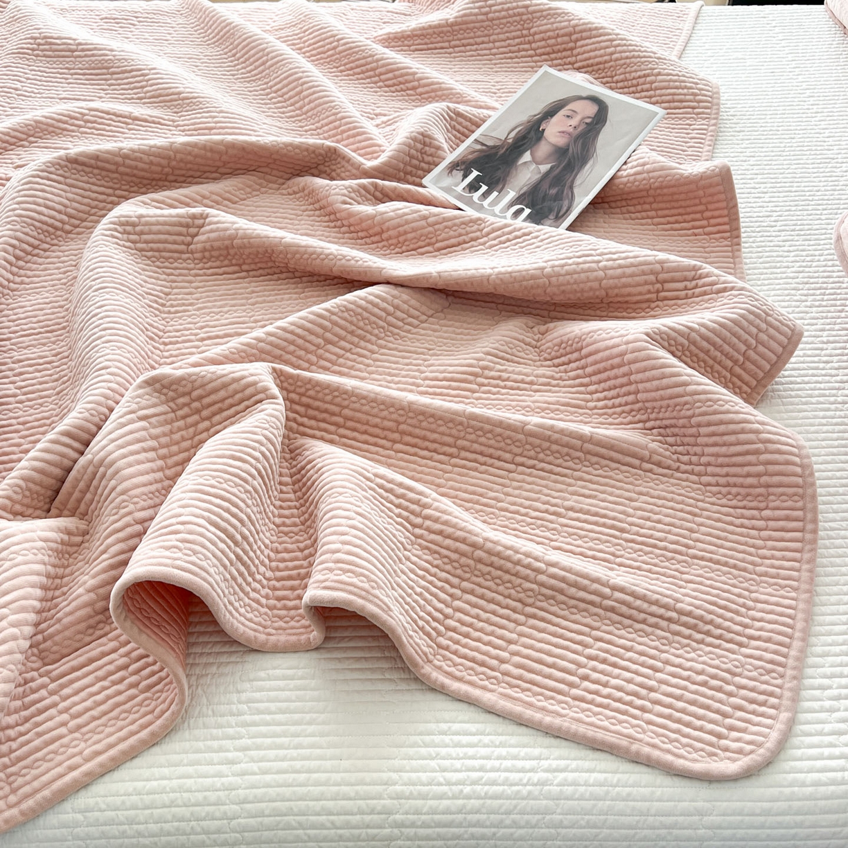 91家纺网 家纺一手货源 找家纺 沐纯家居 2025新款婴儿绒天丝水洗床盖三件套-赫拉 赫拉-胭脂粉