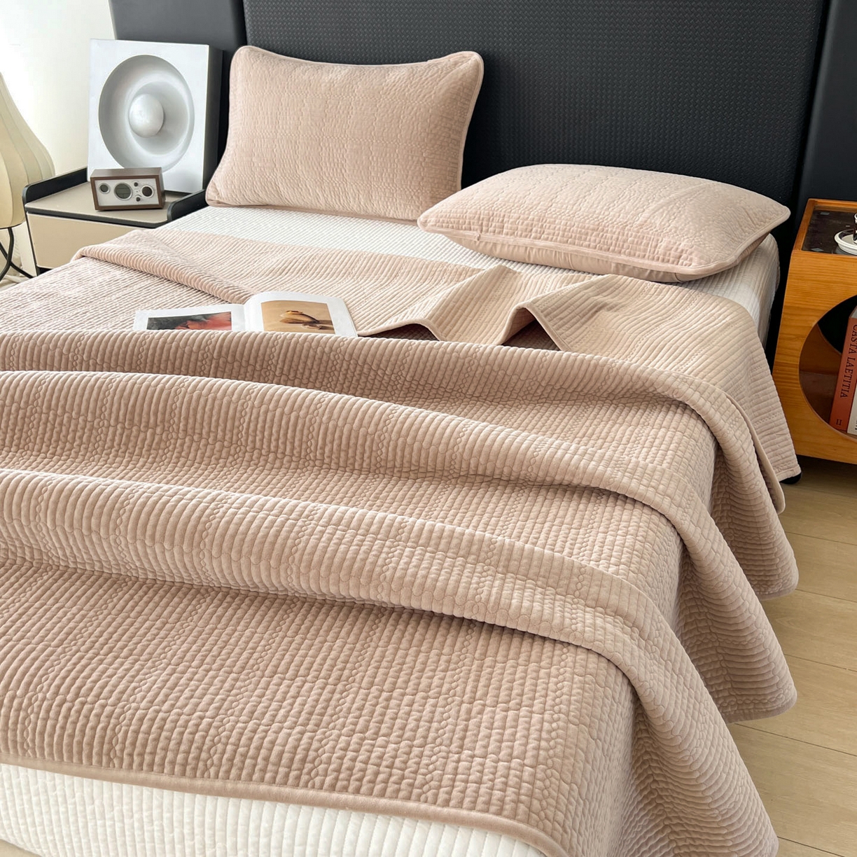 91家纺网 家纺一手货源 找家纺 沐纯家居 2025新款婴儿绒天丝水洗床盖三件套-赫拉 赫拉-摩卡色