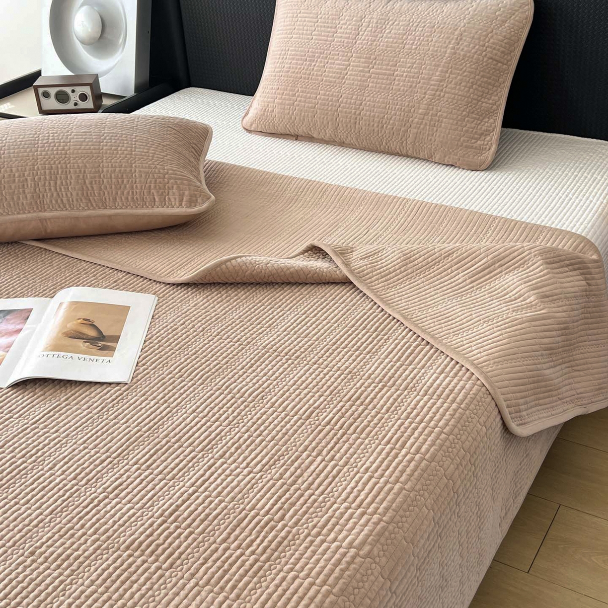 91家纺网 家纺一手货源 找家纺 沐纯家居 2025新款婴儿绒天丝水洗床盖三件套-赫拉 赫拉-摩卡色