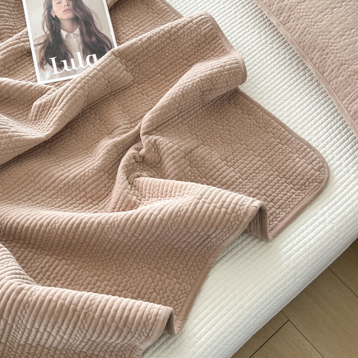 91家纺网 家纺一手货源 找家纺 沐纯家居 2025新款婴儿绒天丝水洗床盖三件套-赫拉 赫拉-摩卡色