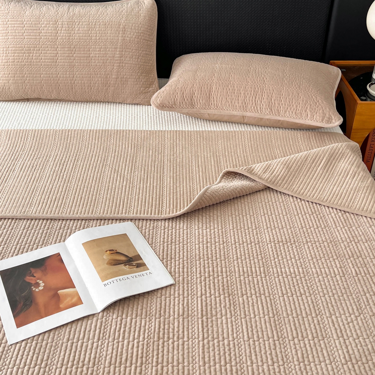 91家纺网 家纺一手货源 找家纺 沐纯家居 2025新款婴儿绒天丝水洗床盖三件套-赫拉 赫拉-摩卡色