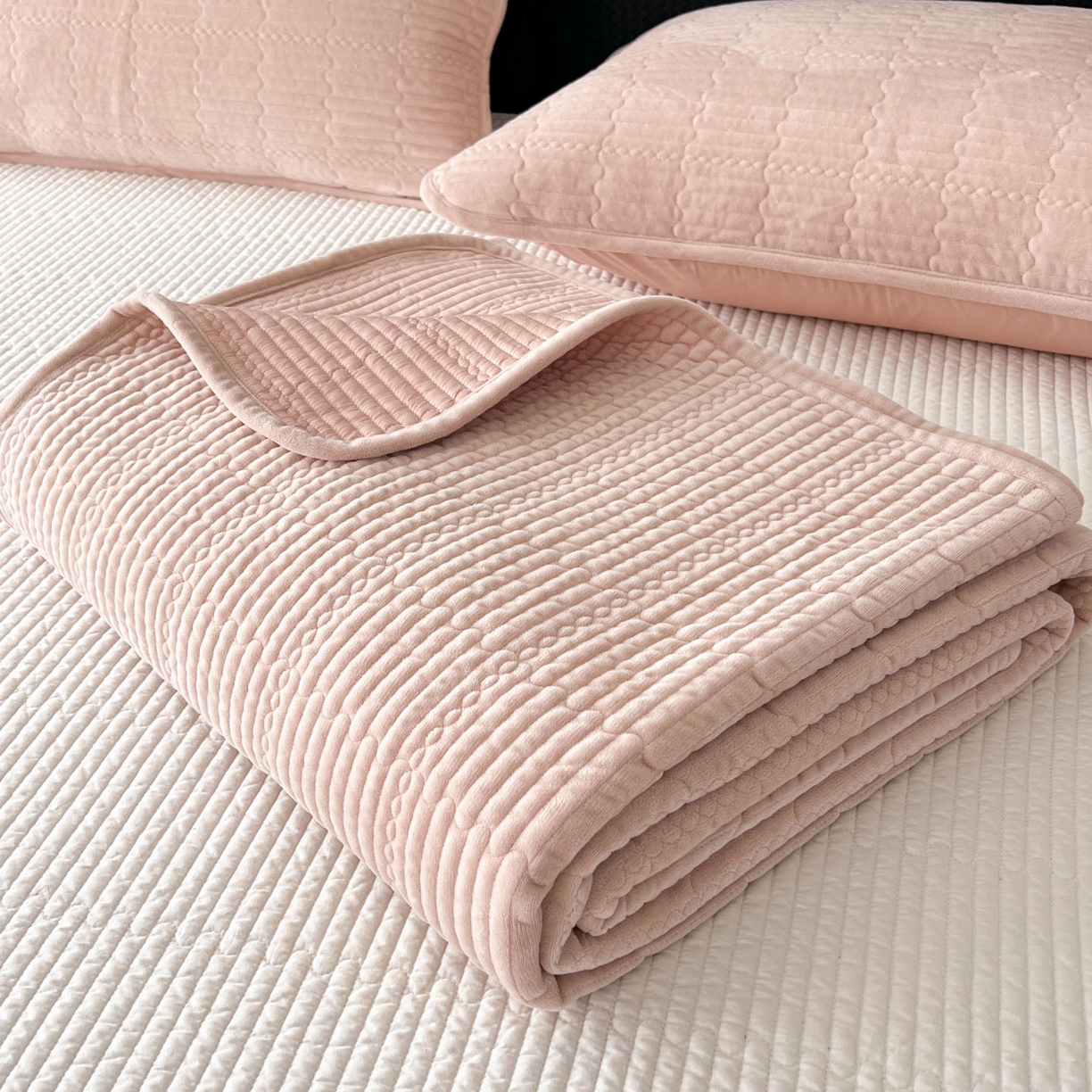 91家纺网 家纺一手货源 找家纺 沐纯家居 2025新款婴儿绒天丝水洗床盖三件套-赫拉 赫拉-胭脂粉