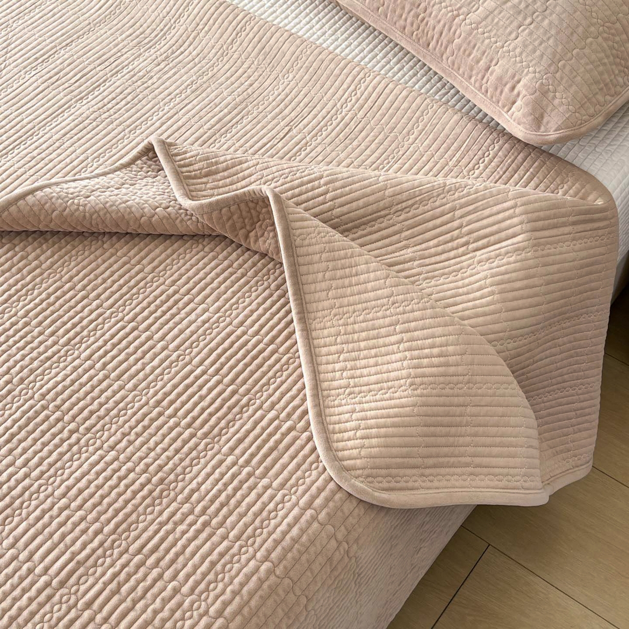 91家纺网 家纺一手货源 找家纺 沐纯家居 2025新款婴儿绒天丝水洗床盖三件套-赫拉 赫拉-摩卡色