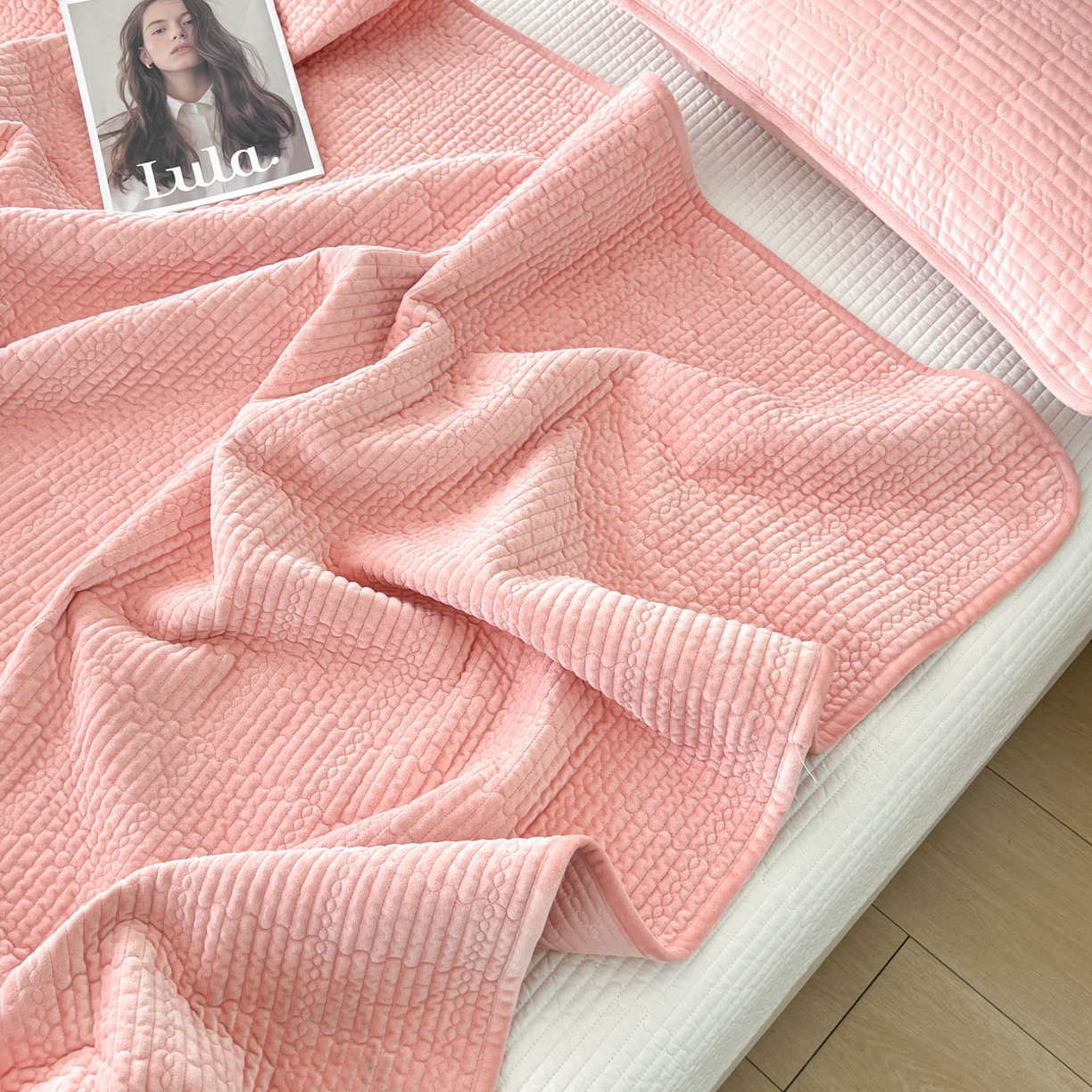 91家纺网 家纺一手货源 找家纺 沐纯家居 2025新款婴儿绒天丝水洗床盖三件套-赫拉 赫拉-樱花粉