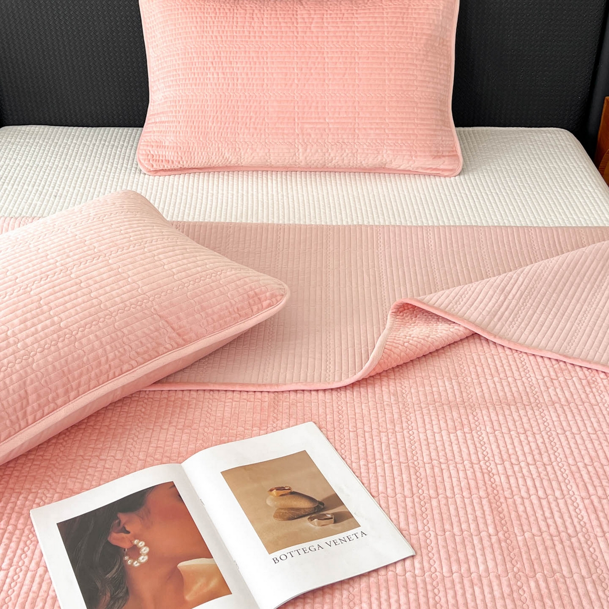 91家纺网 家纺一手货源 找家纺 沐纯家居 2025新款婴儿绒天丝水洗床盖三件套-赫拉 赫拉-樱花粉