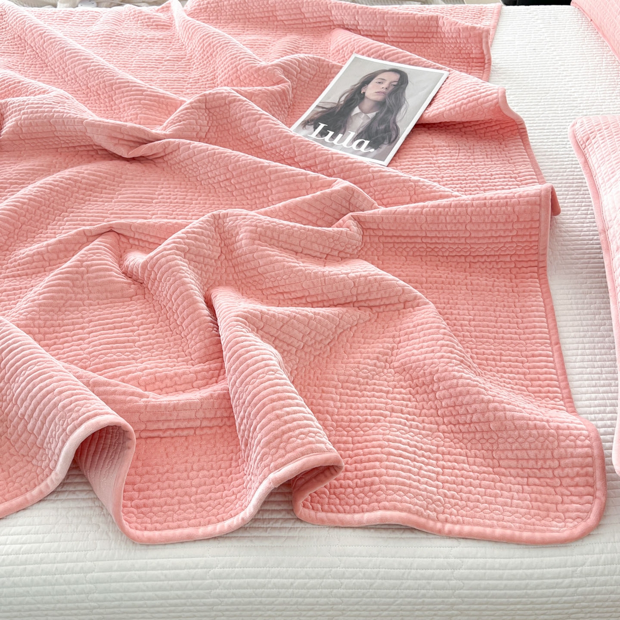 91家纺网 家纺一手货源 找家纺 沐纯家居 2025新款婴儿绒天丝水洗床盖三件套-赫拉 赫拉-樱花粉