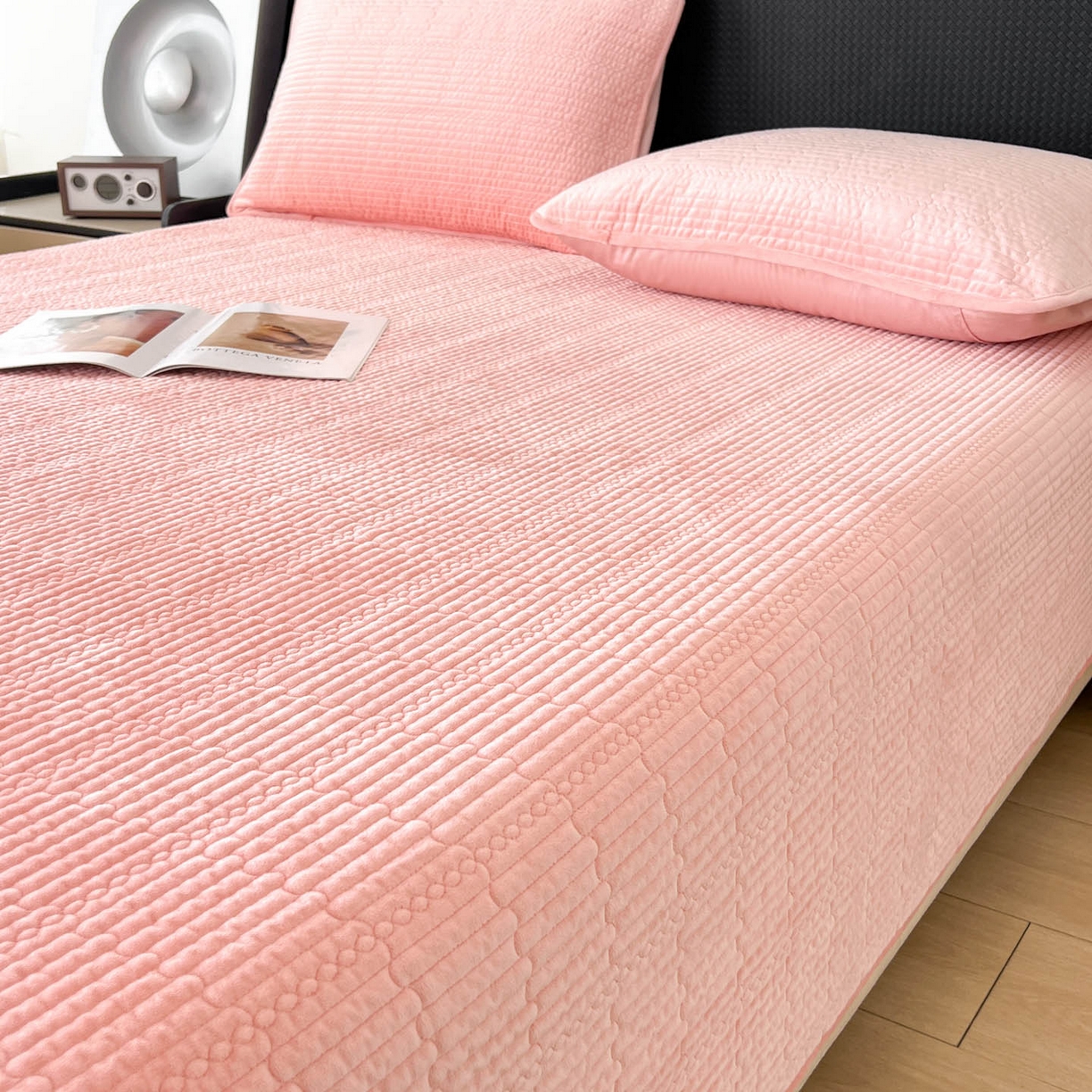 91家纺网 家纺一手货源 找家纺 沐纯家居 2025新款婴儿绒天丝水洗床盖三件套-赫拉 赫拉-樱花粉