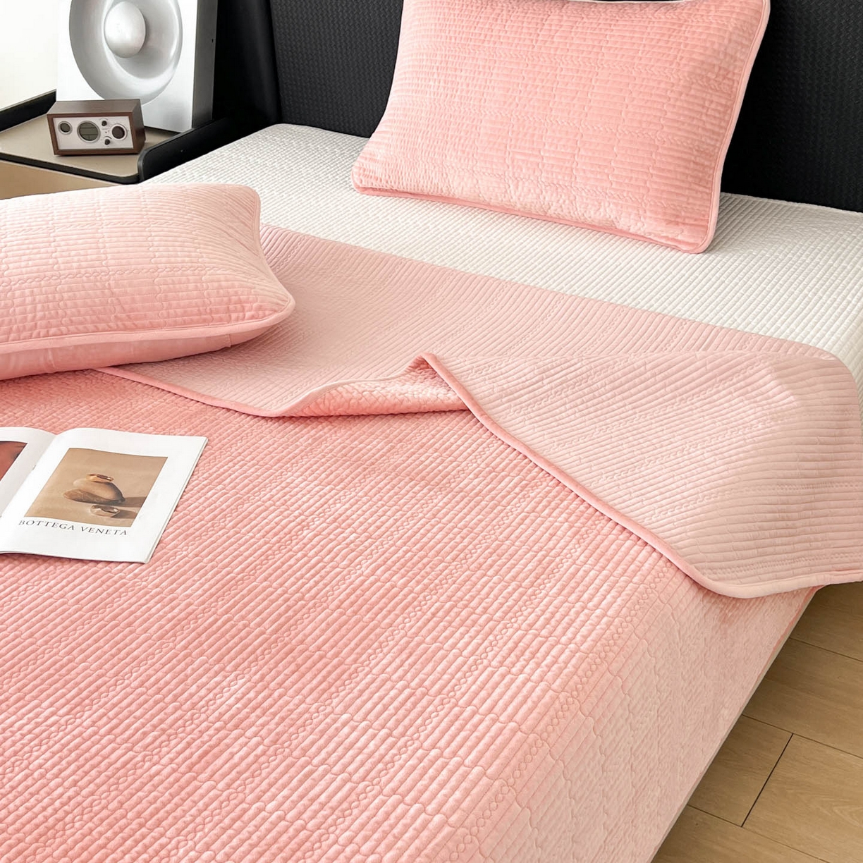 91家纺网 家纺一手货源 找家纺 沐纯家居 2025新款婴儿绒天丝水洗床盖三件套-赫拉 赫拉-樱花粉