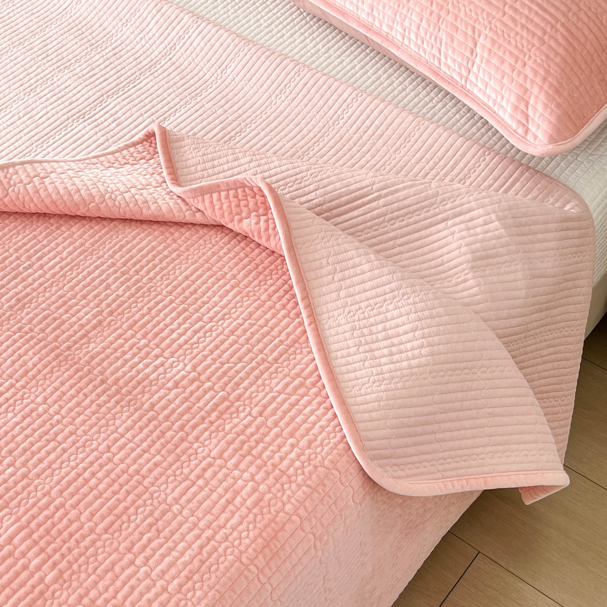 91家纺网 家纺一手货源 找家纺 沐纯家居 2025新款婴儿绒天丝水洗床盖三件套-赫拉 赫拉-樱花粉