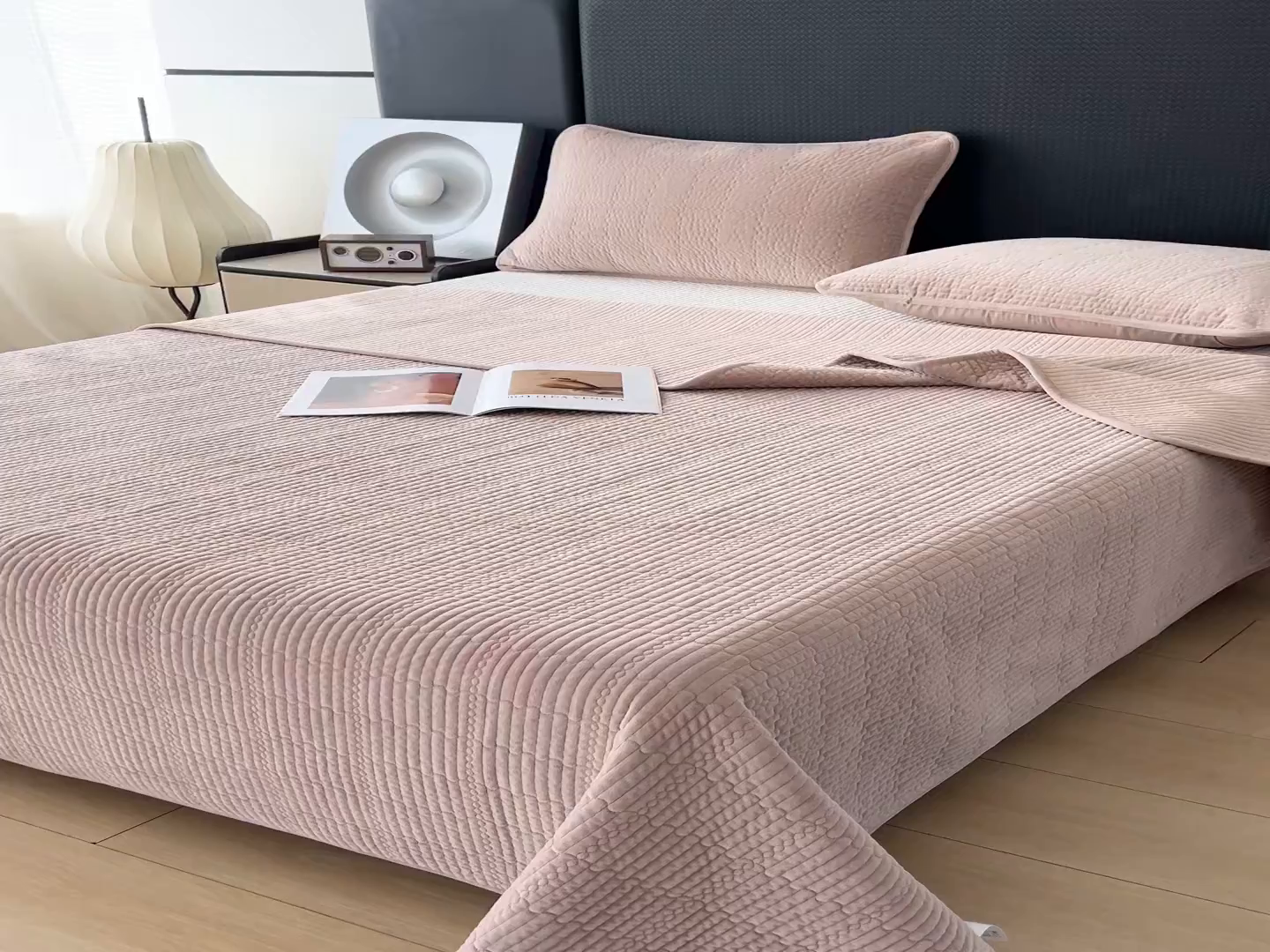 91家纺网 家纺一手货源 找家纺 沐纯家居 2025新款婴儿绒天丝水洗床盖三件套-赫拉 赫拉-摩卡色