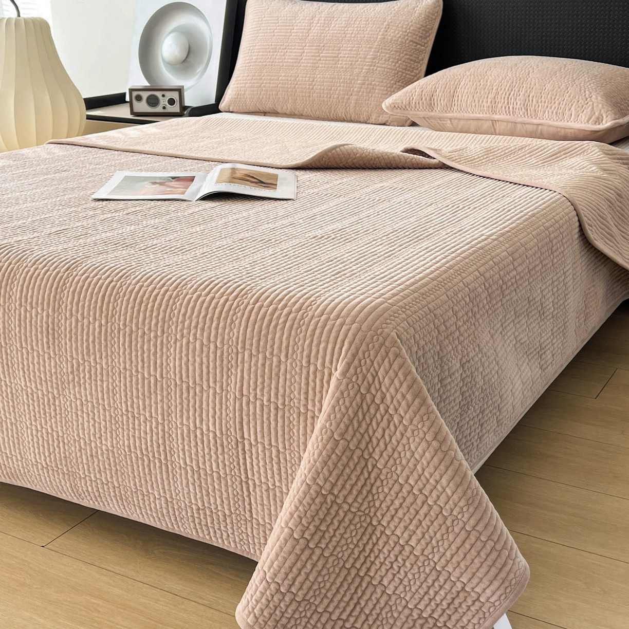 91家纺网 家纺一手货源 找家纺 沐纯家居 2025新款婴儿绒天丝水洗床盖三件套-赫拉 赫拉-摩卡色