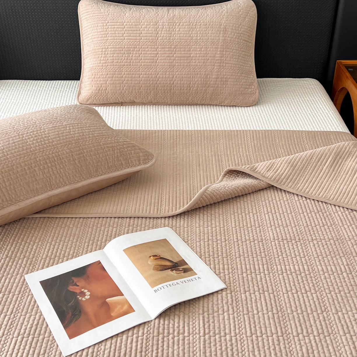 91家纺网 家纺一手货源 找家纺 沐纯家居 2025新款婴儿绒天丝水洗床盖三件套-赫拉 赫拉-摩卡色