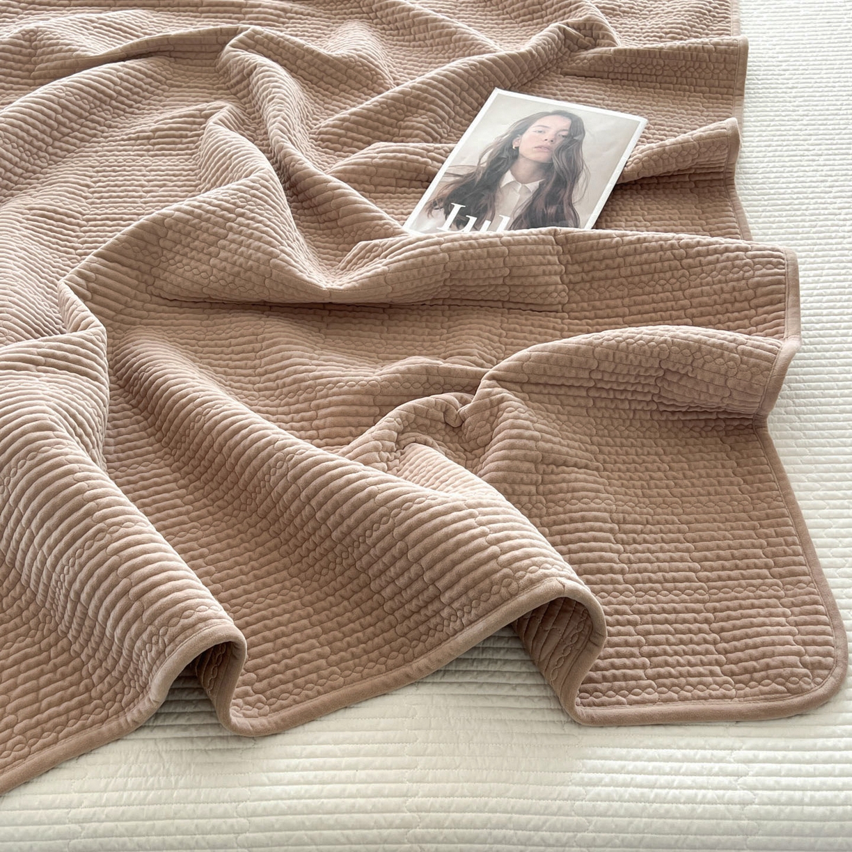 91家纺网 家纺一手货源 找家纺 沐纯家居 2025新款婴儿绒天丝水洗床盖三件套-赫拉 赫拉-摩卡色