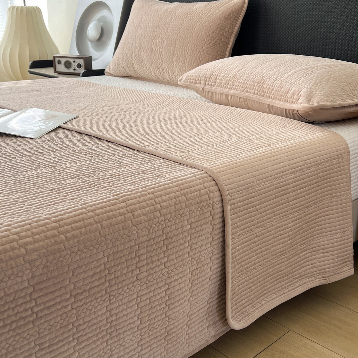 91家纺网 家纺一手货源 找家纺 沐纯家居 2025新款婴儿绒天丝水洗床盖三件套-赫拉 赫拉-摩卡色