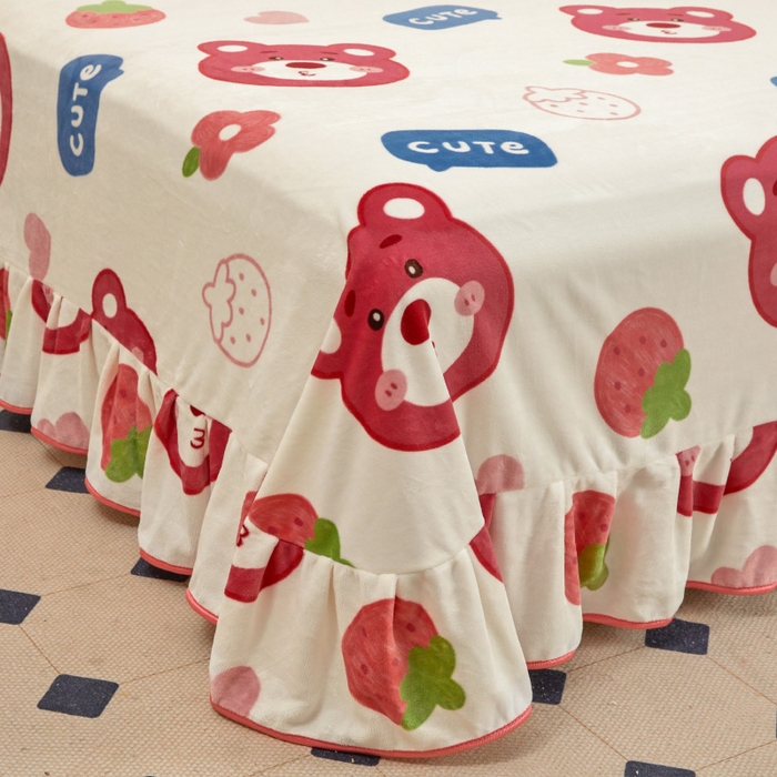 91家纺网 家纺一手货源 找家纺 博兰蒂 2025新款床裙款高克重牛奶绒印花四件套 草莓熊