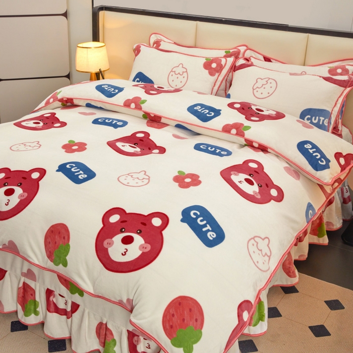 91家纺网 家纺一手货源 找家纺 博兰蒂 2025新款床裙款高克重牛奶绒印花四件套 草莓熊