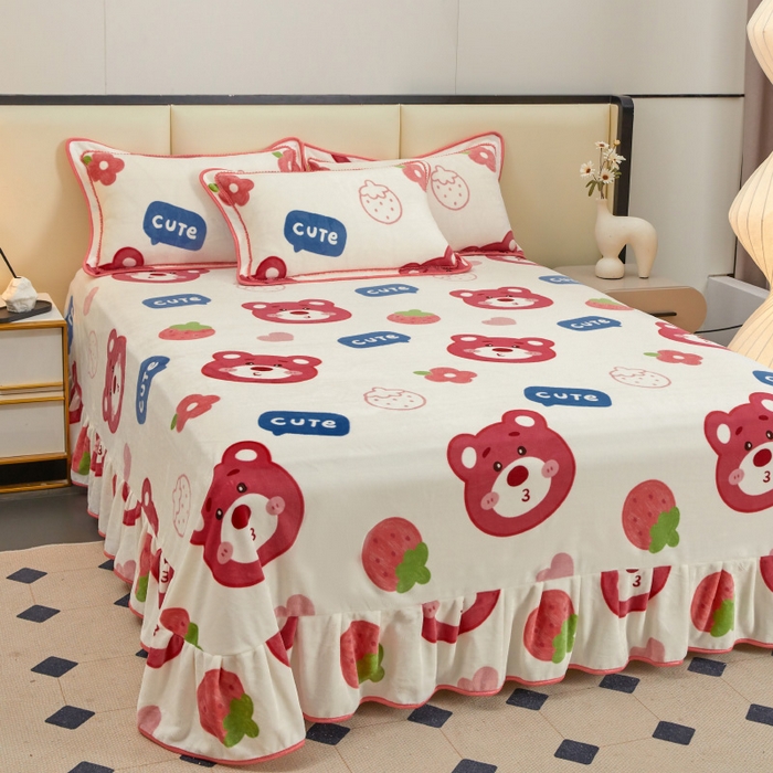 91家纺网 家纺一手货源 找家纺 博兰蒂 2025新款床裙款高克重牛奶绒印花四件套 草莓熊