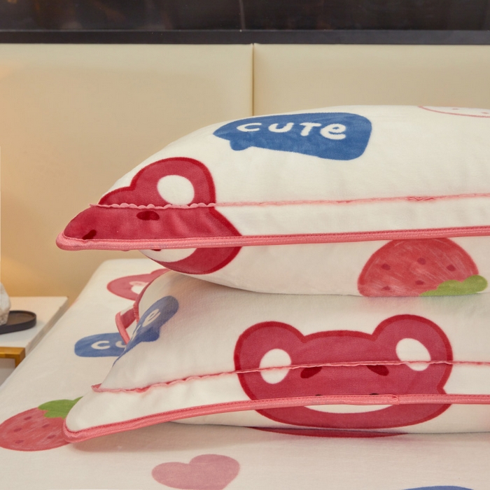 91家纺网 家纺一手货源 找家纺 博兰蒂 2025新款床裙款高克重牛奶绒印花四件套 草莓熊