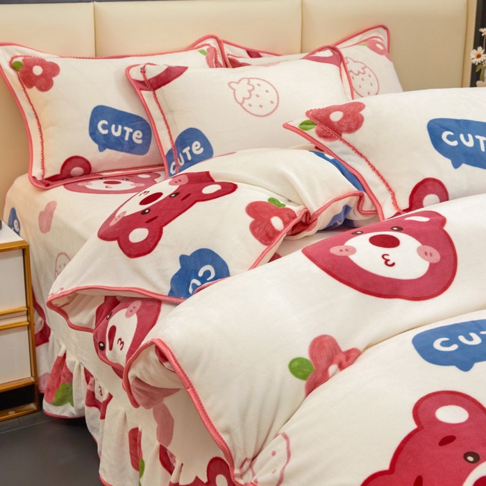 91家纺网 家纺一手货源 找家纺 博兰蒂 2025新款床裙款高克重牛奶绒印花四件套 草莓熊