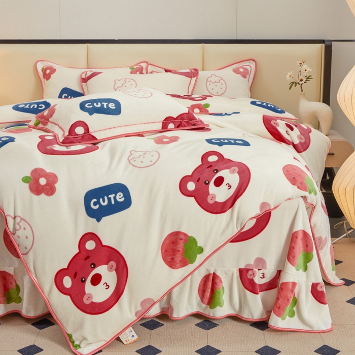 91家纺网 家纺一手货源 找家纺 博兰蒂 2025新款床裙款高克重牛奶绒印花四件套 草莓熊