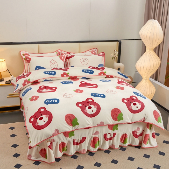 91家纺网 家纺一手货源 找家纺 博兰蒂 2025新款床裙款高克重牛奶绒印花四件套 草莓熊