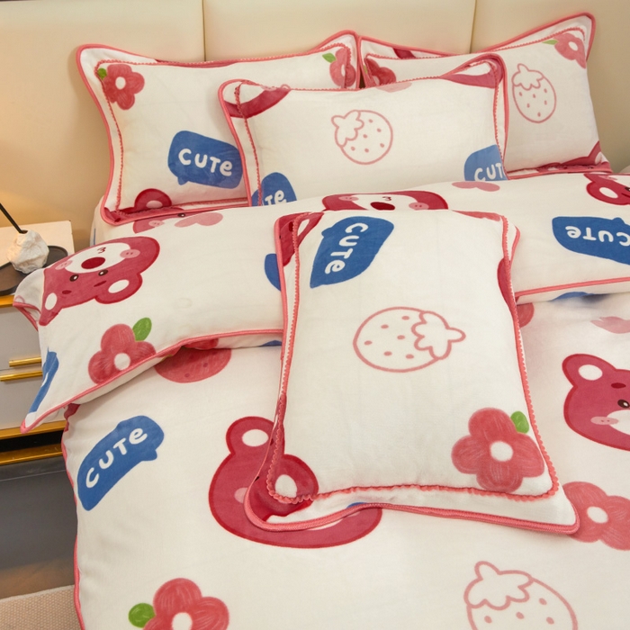 91家纺网 家纺一手货源 找家纺 博兰蒂 2025新款床裙款高克重牛奶绒印花四件套 草莓熊