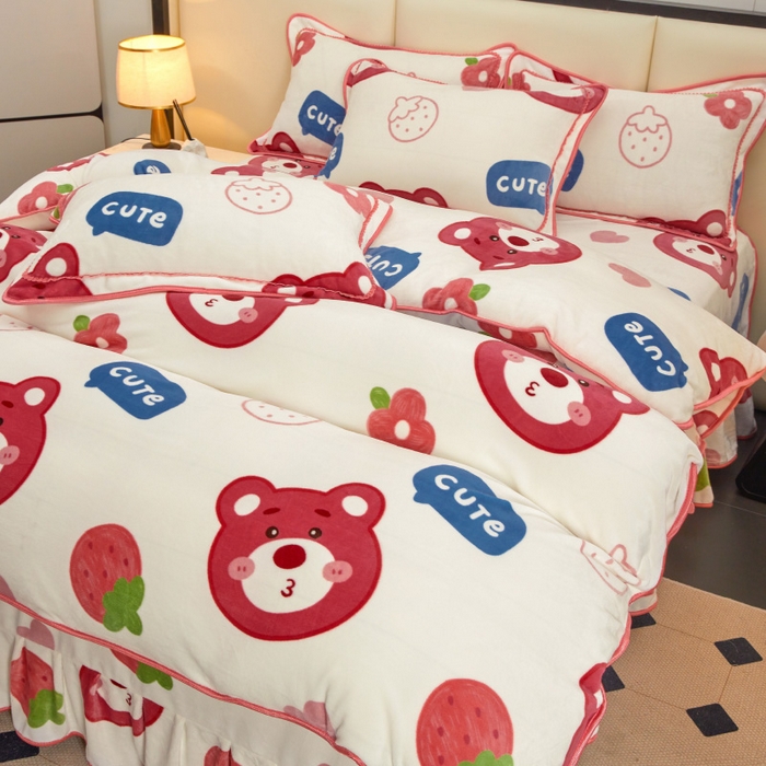 91家纺网 家纺一手货源 找家纺 博兰蒂 2025新款床裙款高克重牛奶绒印花四件套 草莓熊