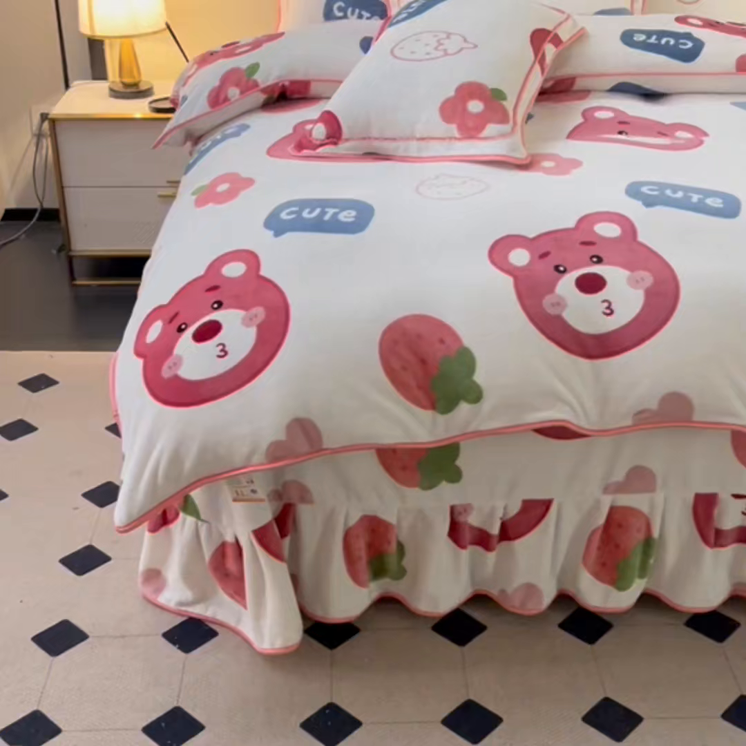 91家纺网 家纺一手货源 找家纺 博兰蒂 2025新款床裙款高克重牛奶绒印花四件套 草莓熊