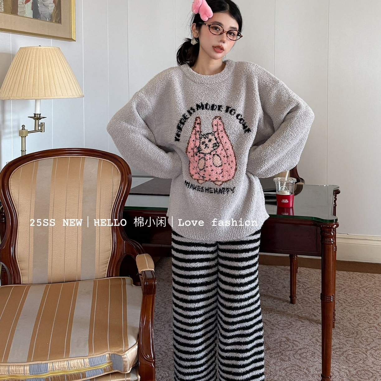 91家纺网 家纺一手货源 找家纺 （总）妍景家居生活馆 2025新款半边绒-手拎袋条纹猫咪浅灰家居服