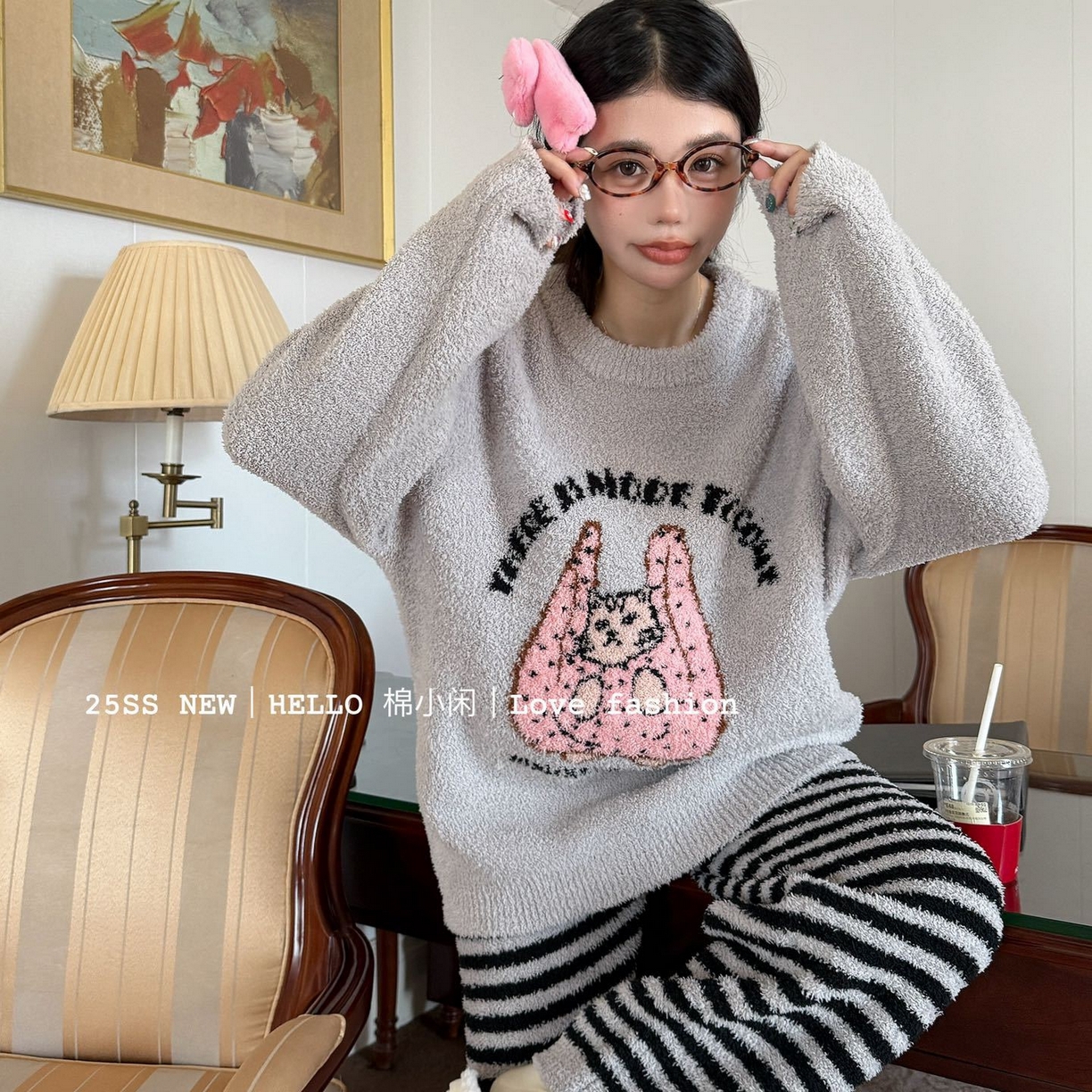 91家纺网 家纺一手货源 找家纺 （总）妍景家居生活馆 2025新款半边绒-手拎袋条纹猫咪浅灰家居服