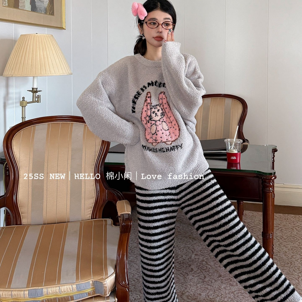 91家纺网 家纺一手货源 找家纺 （总）妍景家居生活馆 2025新款半边绒-手拎袋条纹猫咪浅灰家居服