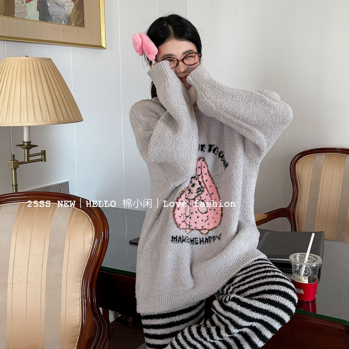 91家纺网 家纺一手货源 找家纺 （总）妍景家居生活馆 2025新款半边绒-手拎袋条纹猫咪浅灰家居服