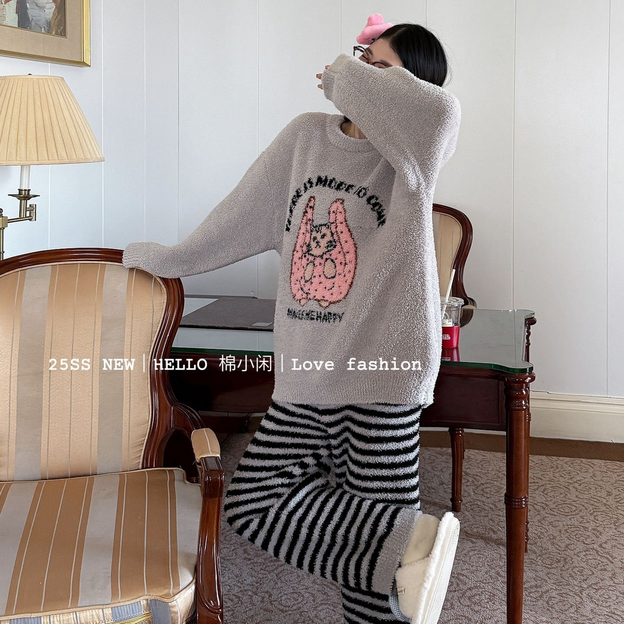 91家纺网 家纺一手货源 找家纺 （总）妍景家居生活馆 2025新款半边绒-手拎袋条纹猫咪浅灰家居服