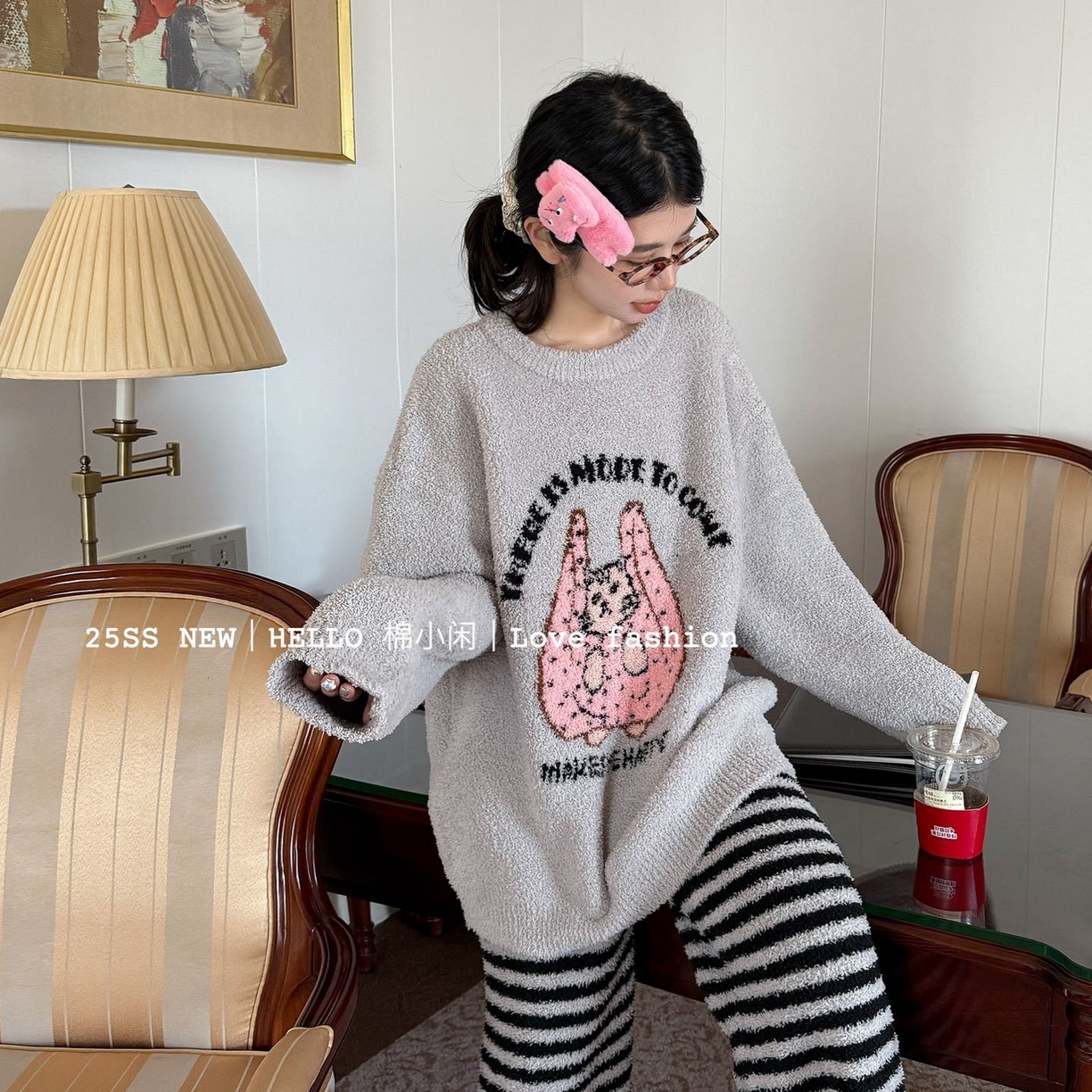 91家纺网 家纺一手货源 找家纺 （总）妍景家居生活馆 2025新款半边绒-手拎袋条纹猫咪浅灰家居服