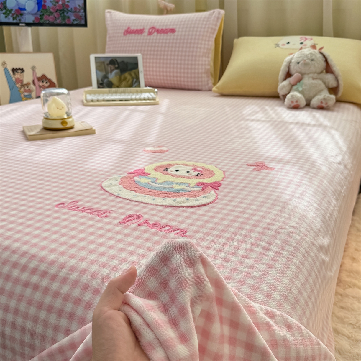 91家纺网 家纺一手货源 找家纺 灰鲸 2025新款高克重牛奶绒毛巾绣单床单 粉格蛋糕喵