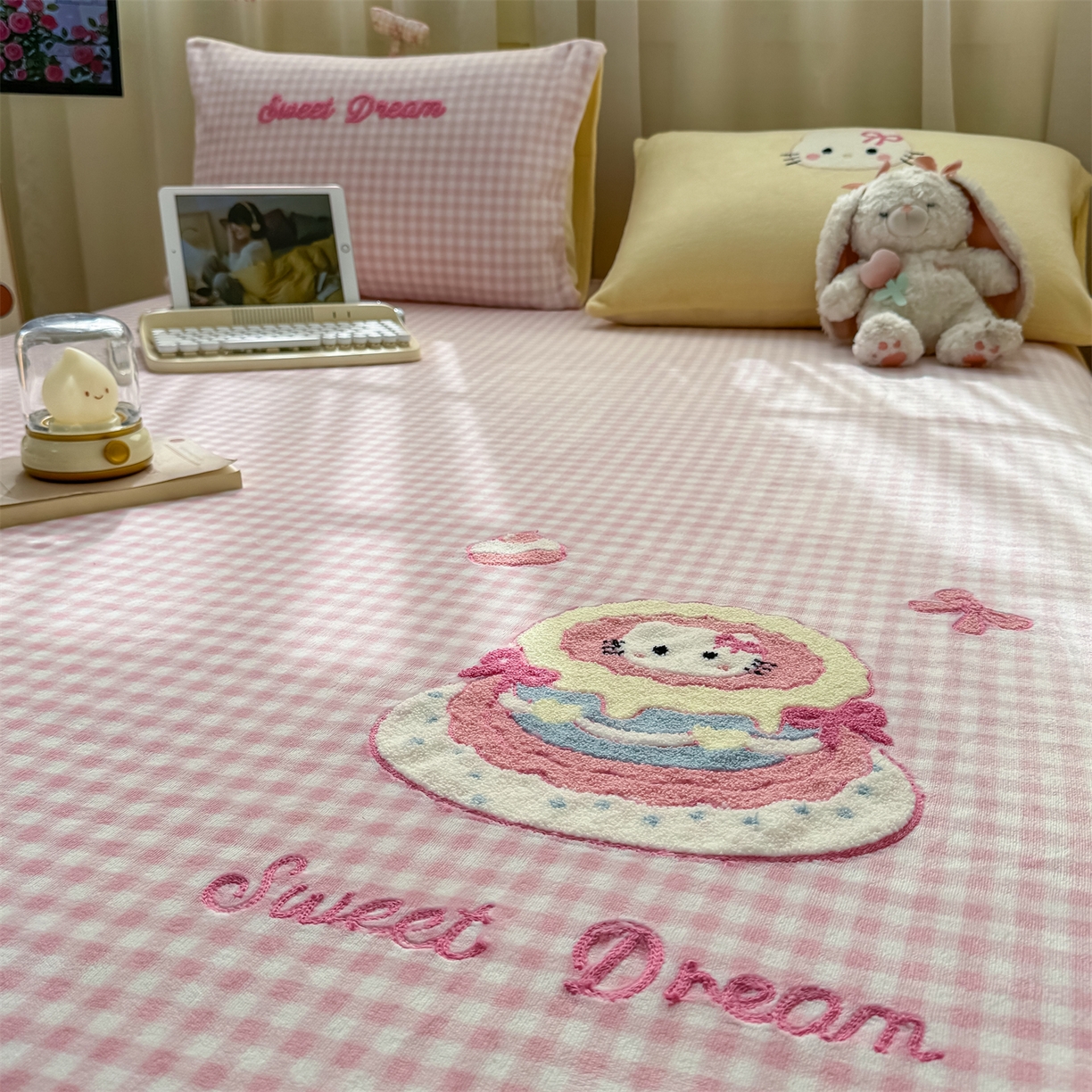 91家纺网 家纺一手货源 找家纺 灰鲸 2025新款高克重牛奶绒毛巾绣单床单 粉格蛋糕喵