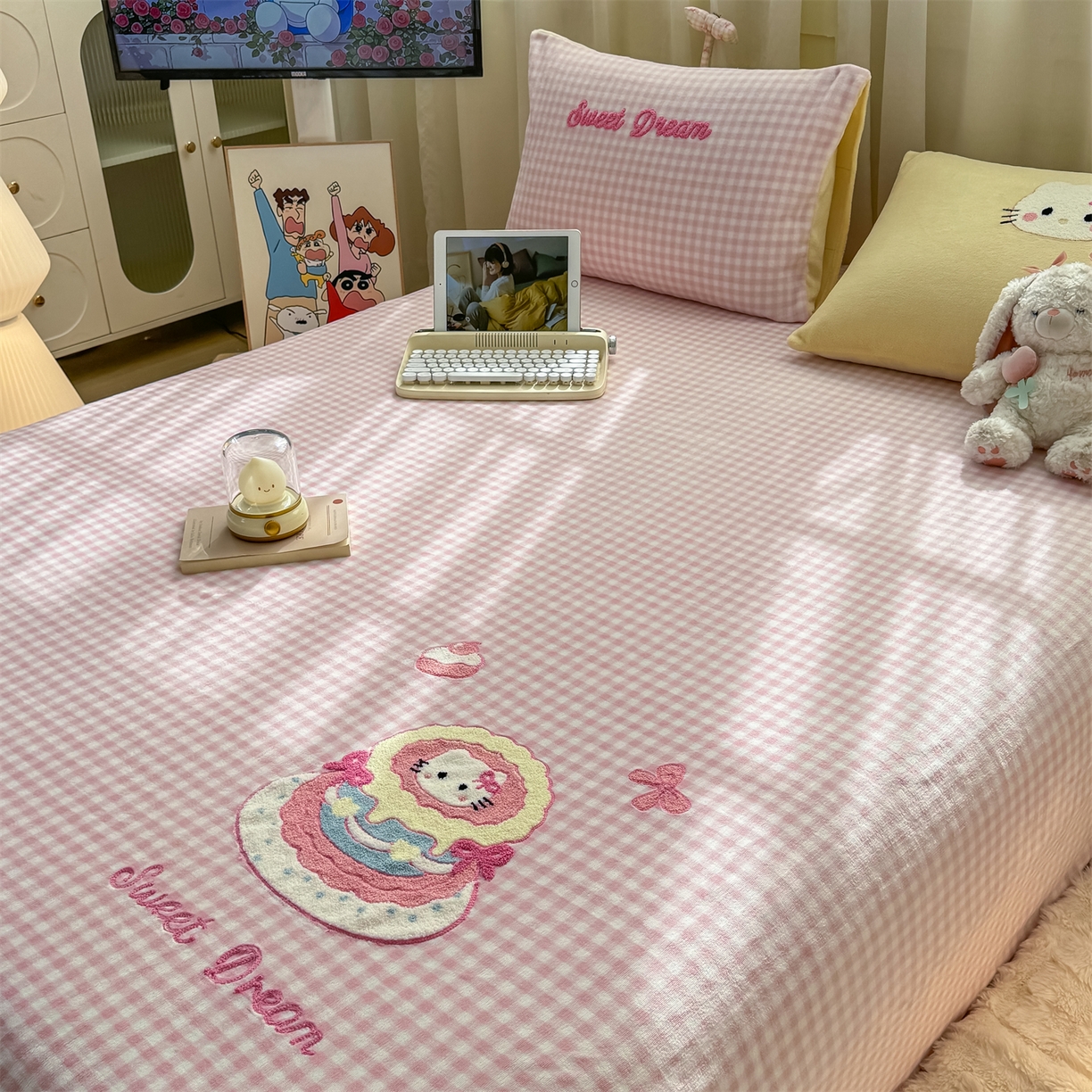 91家纺网 家纺一手货源 找家纺 灰鲸 2025新款高克重牛奶绒毛巾绣单床单 粉格蛋糕喵