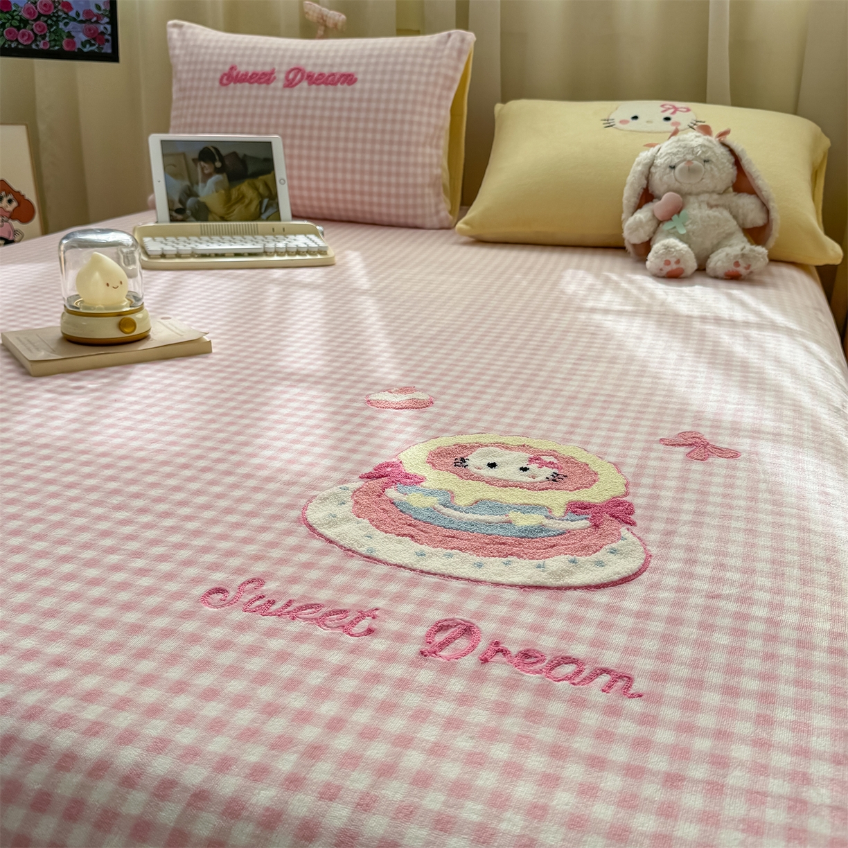 91家纺网 家纺一手货源 找家纺 灰鲸 2025新款高克重牛奶绒毛巾绣单床单 粉格蛋糕喵