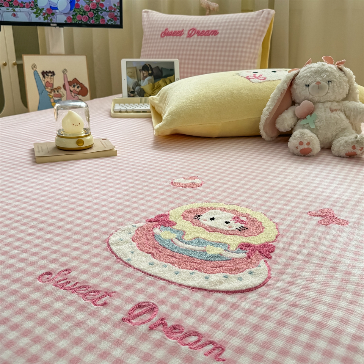 91家纺网 家纺一手货源 找家纺 灰鲸 2025新款高克重牛奶绒毛巾绣单床单 粉格蛋糕喵