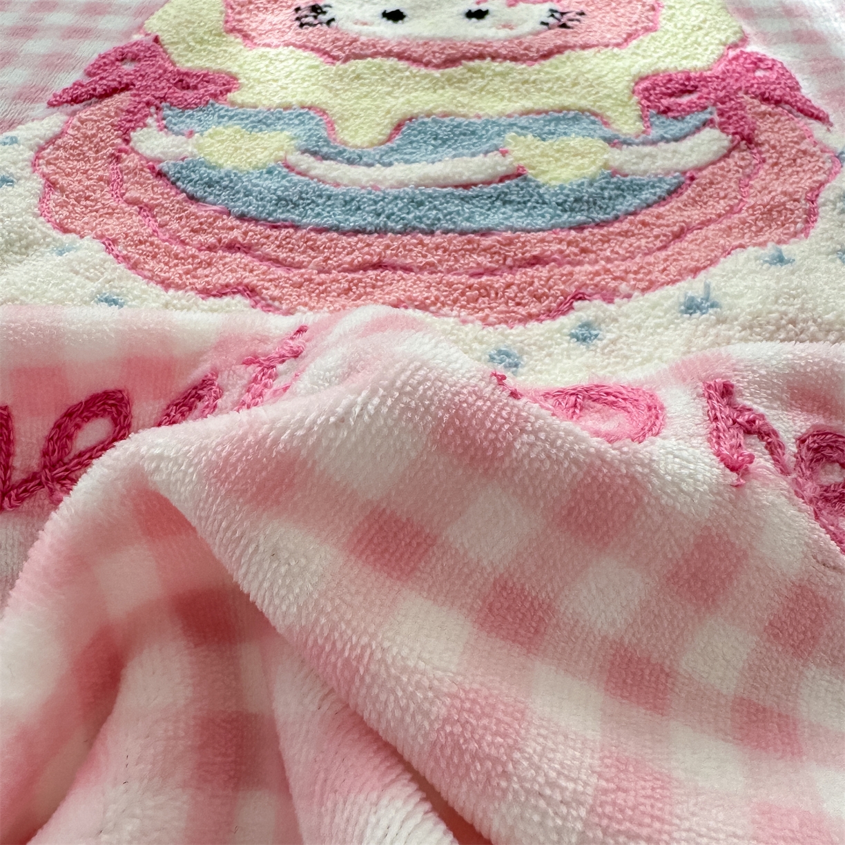 91家纺网 家纺一手货源 找家纺 灰鲸 2025新款高克重牛奶绒毛巾绣单床单 粉格蛋糕喵