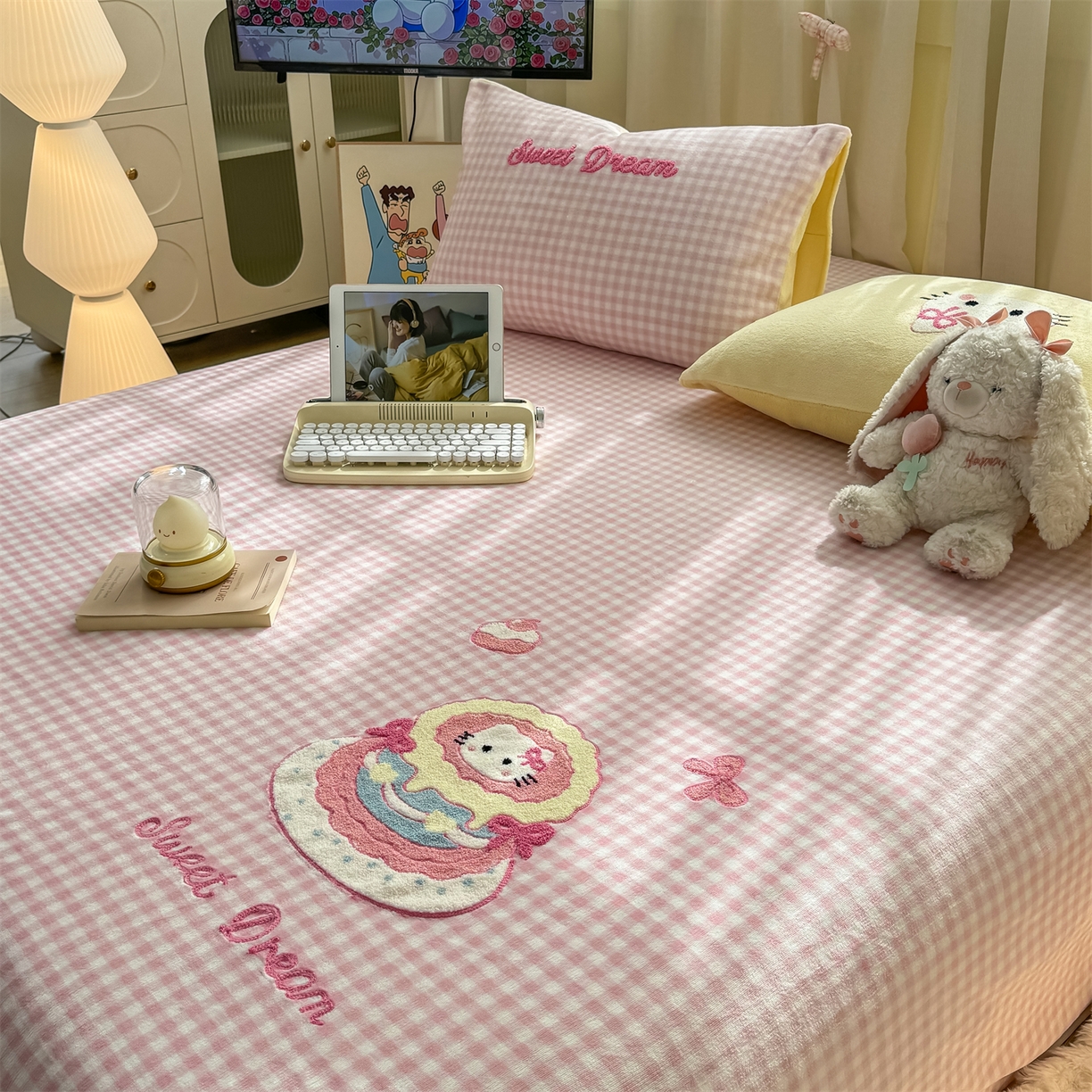 91家纺网 家纺一手货源 找家纺 灰鲸 2025新款高克重牛奶绒毛巾绣单床单 粉格蛋糕喵