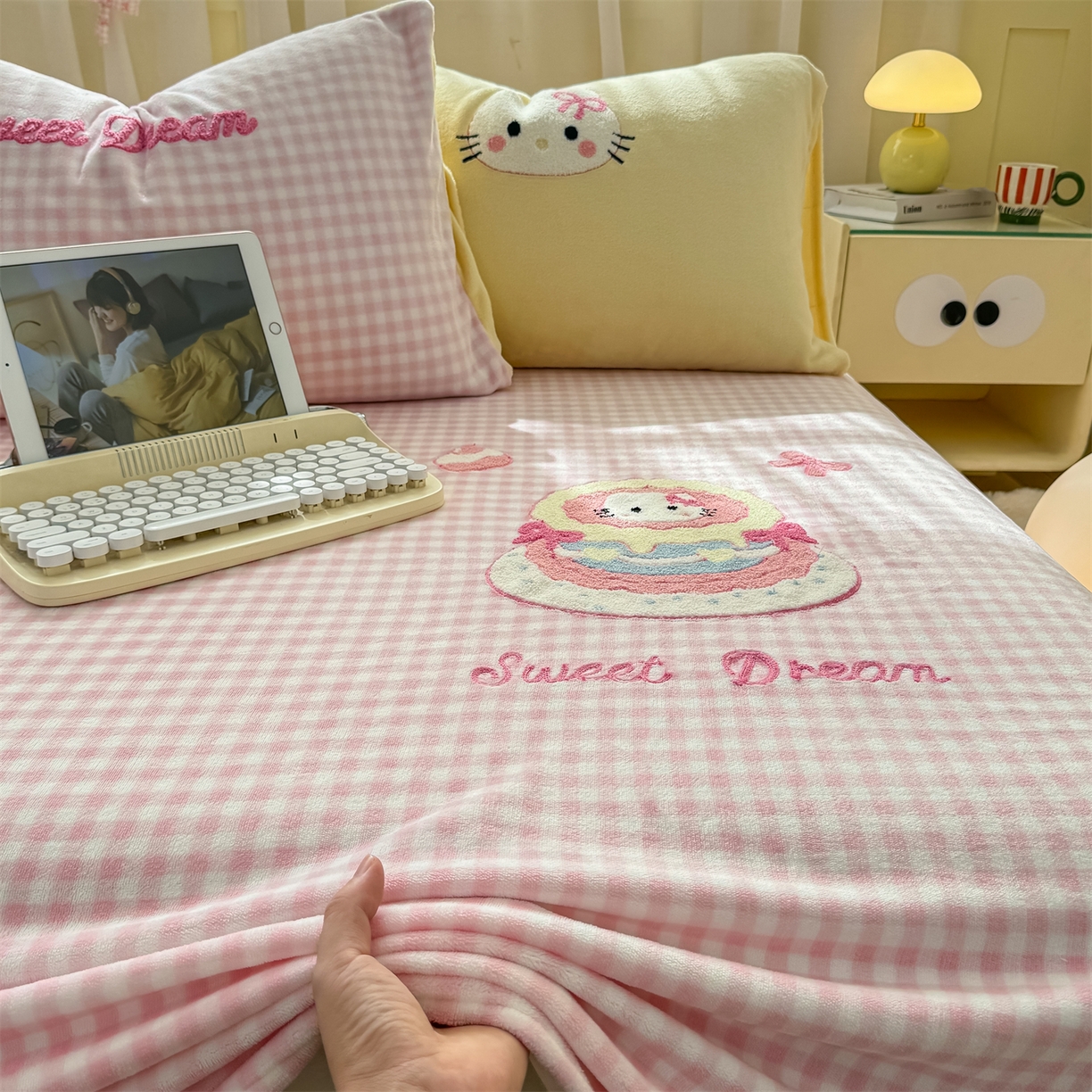 91家纺网 家纺一手货源 找家纺 灰鲸 2025新款高克重牛奶绒毛巾绣单床单 粉格蛋糕喵